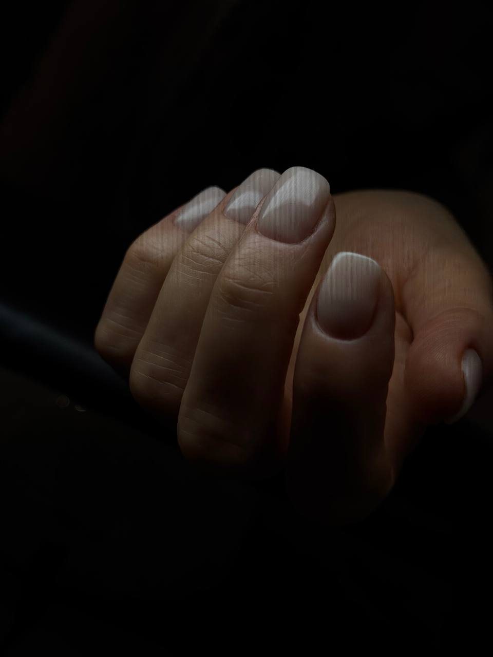 Zadbane kobiece dłonie — manicure nude