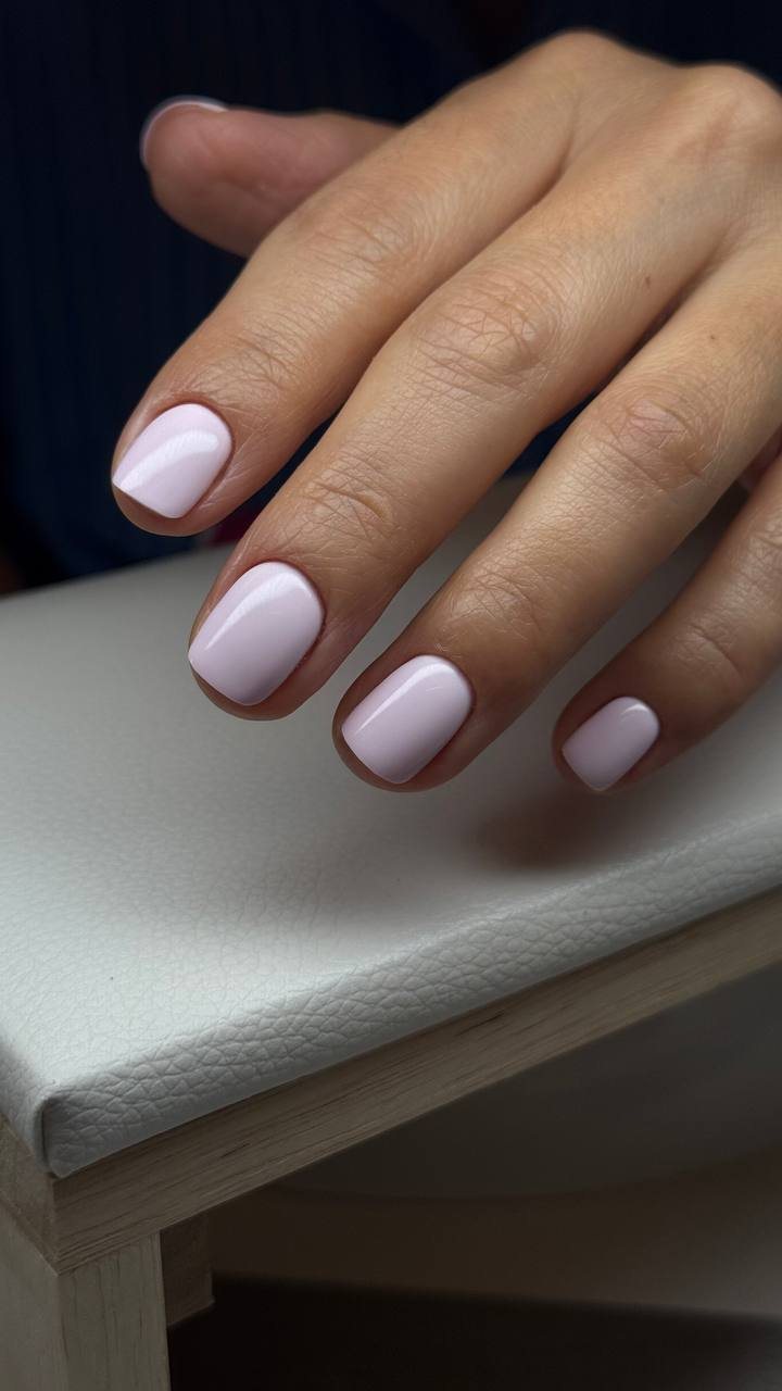 Manicure hybrydowy — mleczny róż